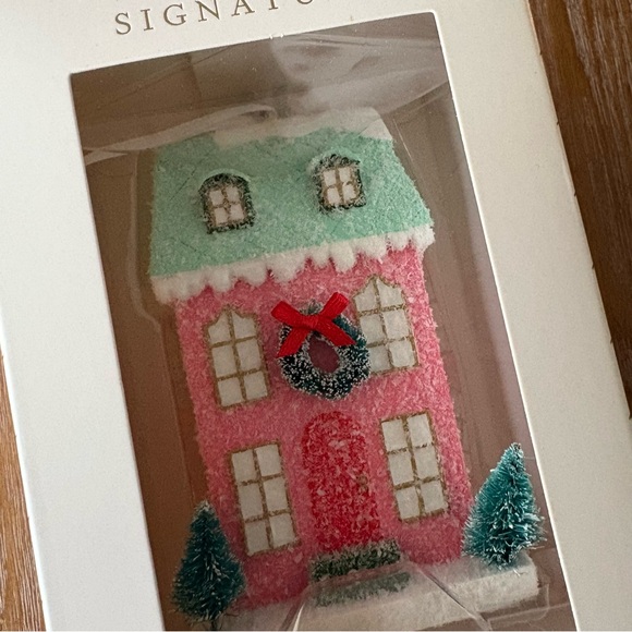 Hallmark Signature Series Festive Row House 2024 - Picture 3 of 8